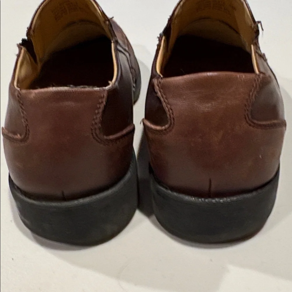 G.H. Bass Men's Leather Slip On Loafers.  Dress shoes. Size 11. Brown.